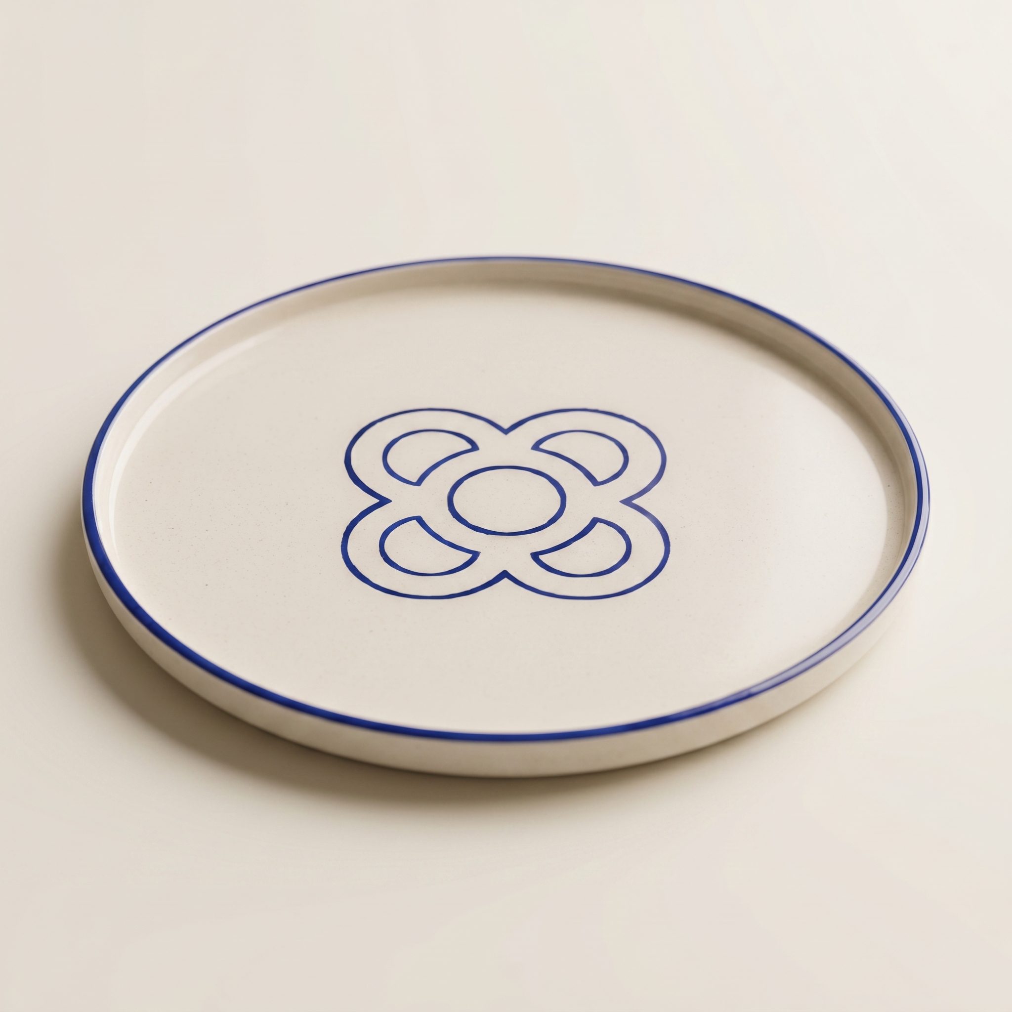 Plato decorativo artesanal Nostra visto en ángulo