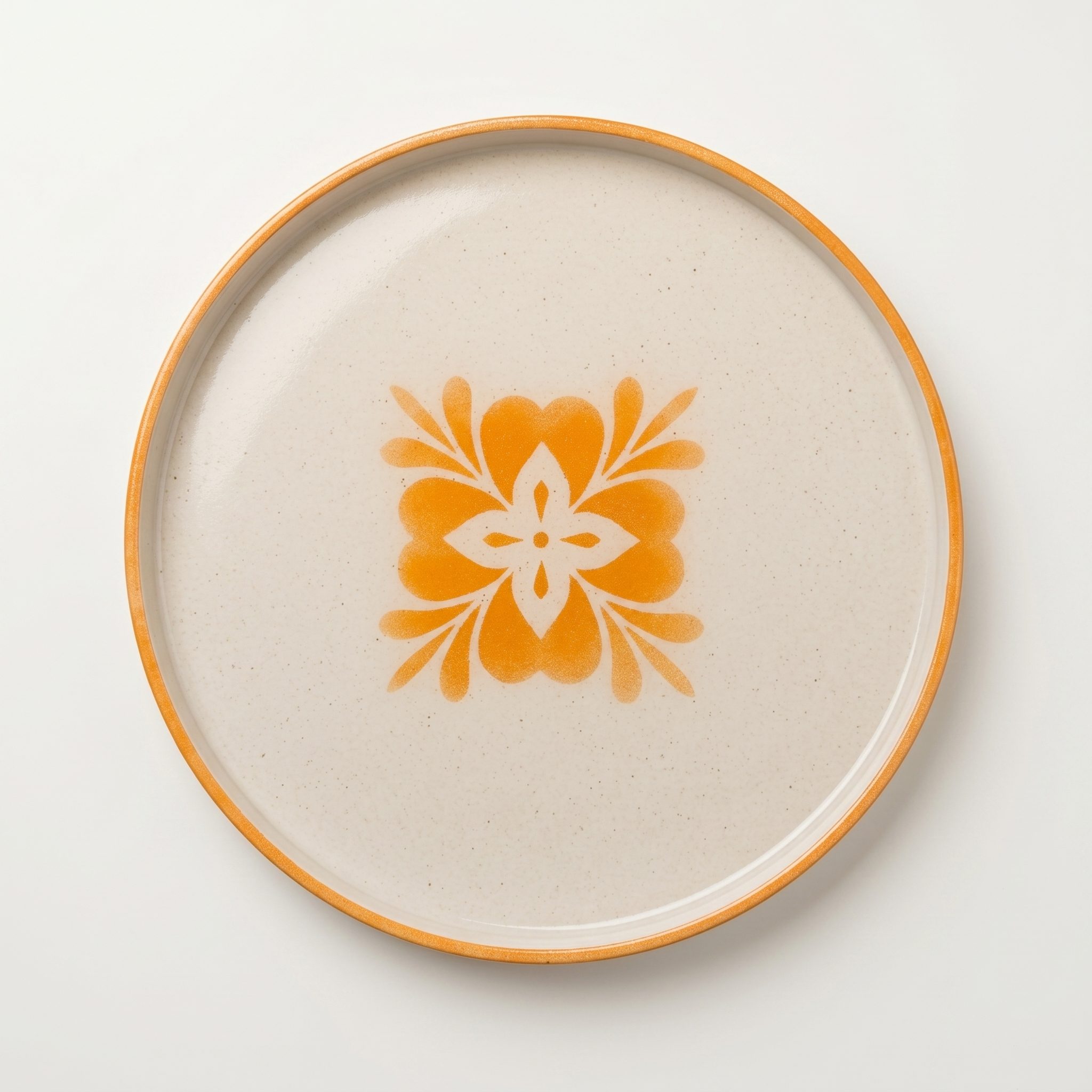 Plato decorativo floral naranja sobre base mineral tono arena